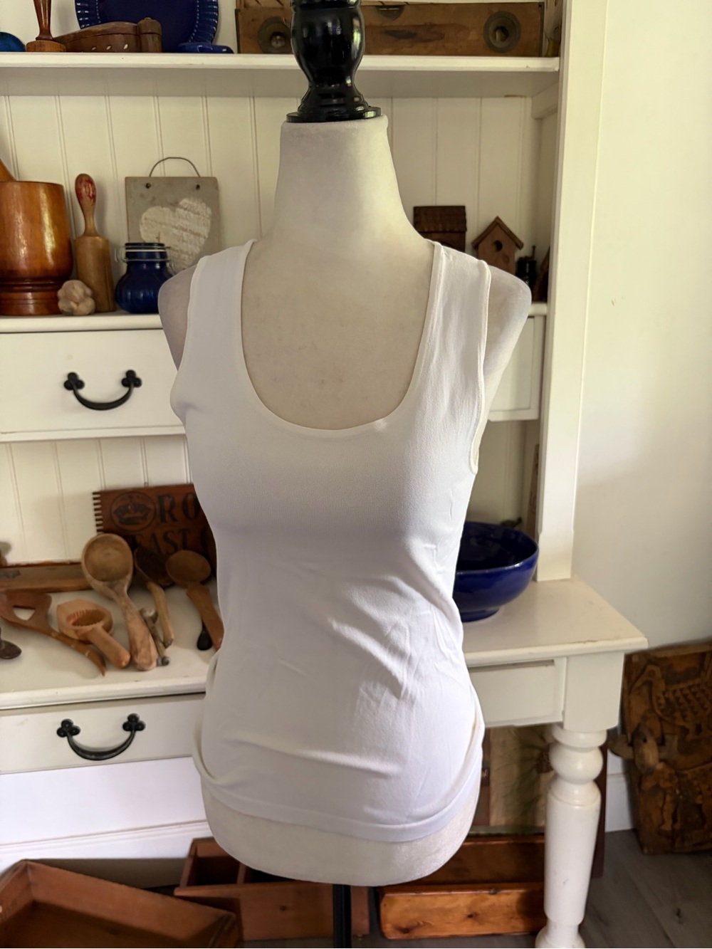 Amina Rubinacci White Scoop Neck Tank Top - Women's Basic